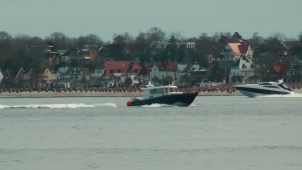 Küstenwache kreuzt in der Nähe von Laboe — Stockvideo