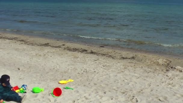 petit garçon sur la plage