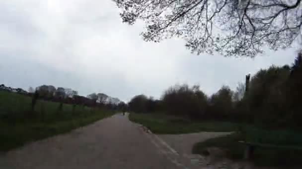 Andar de bicicleta ao longo da costa — Vídeo de Stock