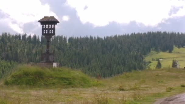 Iglesia en las montañas de Rodnei — Vídeos de Stock