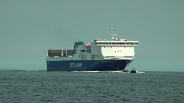 Stor färja en i en hamn — Stockvideo