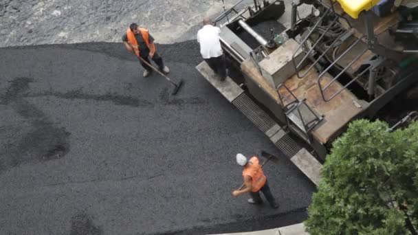 建设团队铺沥青道路 — 图库视频影像