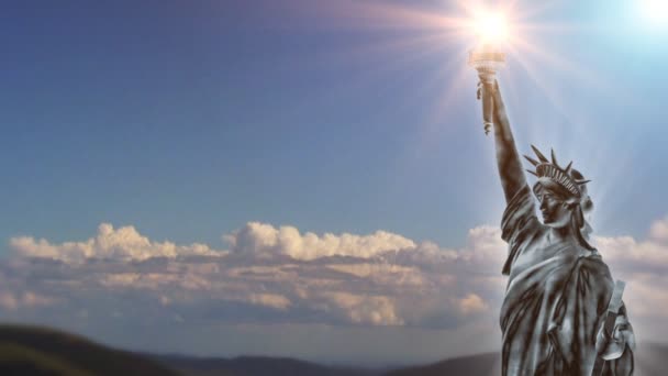 Estatua de la Libertad con nubes en movimiento — Vídeos de Stock