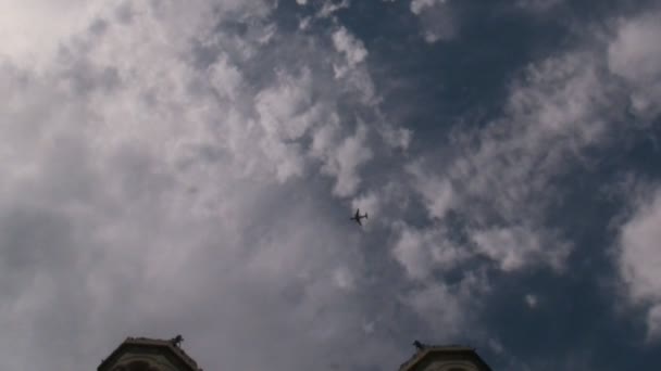 Flugzeug fliegt unter Kirche — Stockvideo