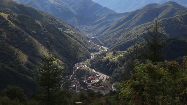 Località di montagna in giornata di sole — Video Stock