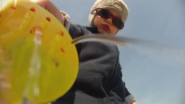 Garçon verser de l'eau sur la caméra — Video