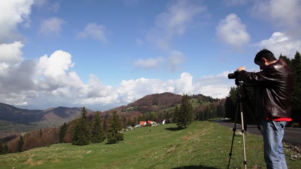 Fotógrafo en pradera verde — Vídeos de Stock