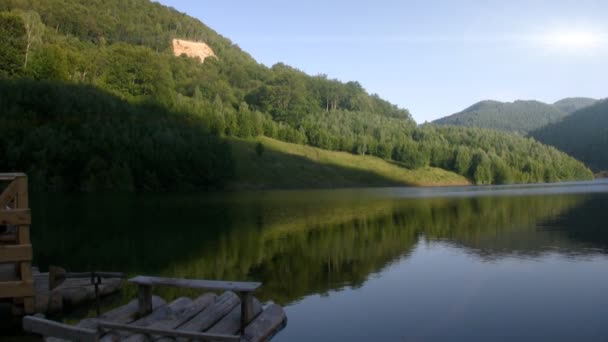 Montañas de lago y bosque — Vídeo de stock