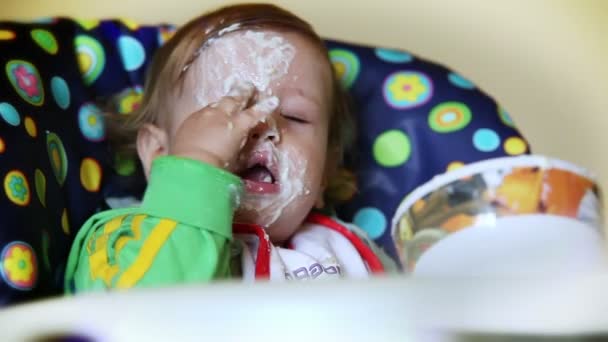 Boy learning how to eat — Stock Video