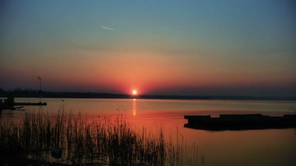 Prachtige zonsondergang boven water — Stockvideo