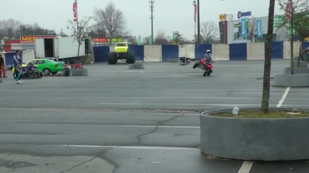 Mann fährt Geländewagen auf zwei Rädern — Stockvideo