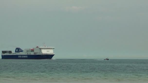 Stor färja en i en hamn — Stockvideo