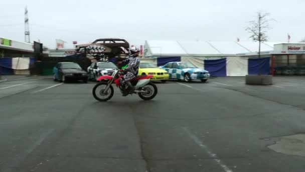Desempenho da motocicleta no show de acrobacias — Vídeo de Stock