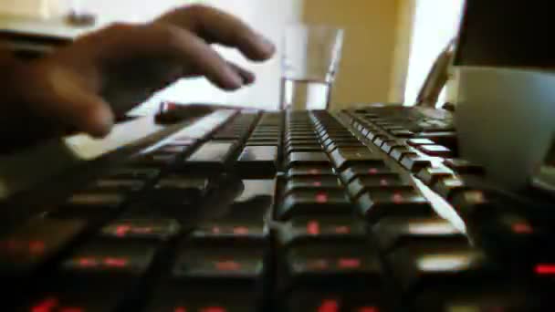 Mann tippt auf Computertastatur — Stockvideo