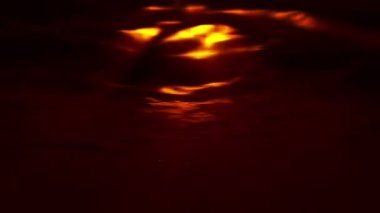 yüzeyde yansıtan güneş