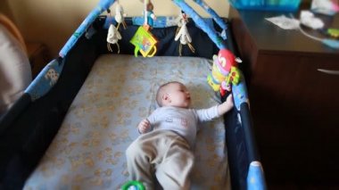 çocuk onun oyuncakları ile oynarken