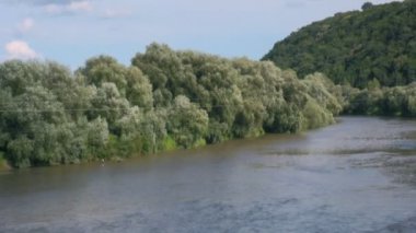 Balıkçı güneşli günde Nehri üzerinde