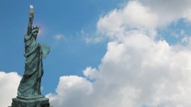 Mavi gökyüzüne karşı özgürlük heykeli