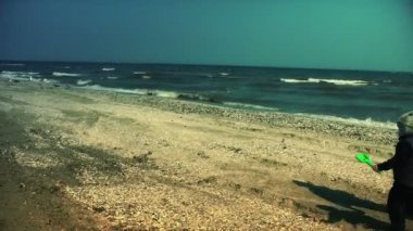 Anne ve çocuk martılar korkutuyor