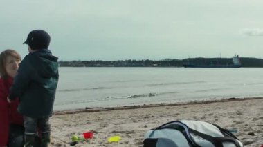 Anne ve çocuk sahilde