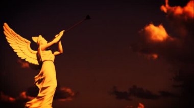 Gün batımında melek heykeli