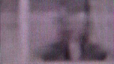 TV ekranında şarkı söylüyor