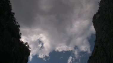 Kızıl Göl yakınındaki dağlar