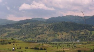 Güneşli bir günde yeşil manzara