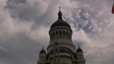 Kilise ile bulutlu gökyüzü arka plan üzerinde