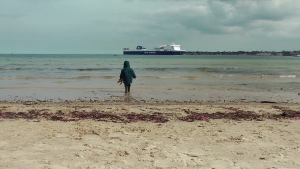 Menino brincando na praia poluída — Vídeo de Stock