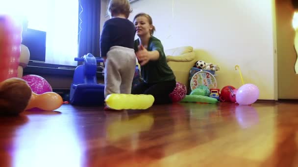 Mutter und Baby spielen — Stockvideo