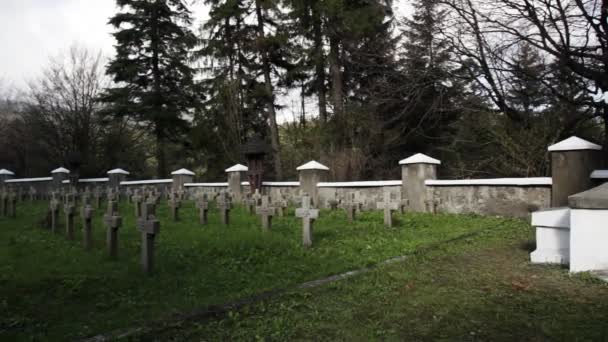 Friedhofskreuze aus Holz — Stockvideo