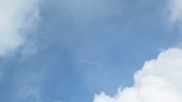 Trilha de aeronaves entre nuvens — Vídeo de Stock