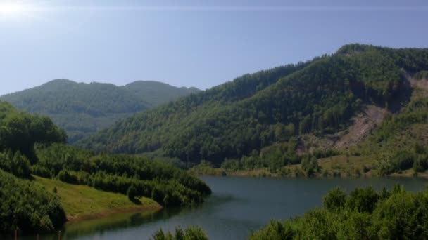 Річка і красиві гори — стокове відео