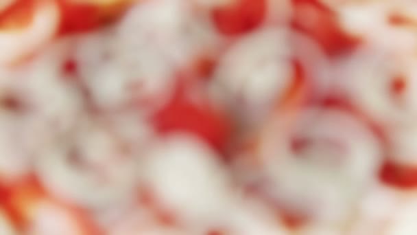 Hombre poniendo aros de cebolla en la pizza — Vídeos de Stock