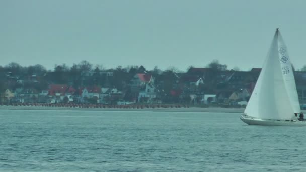 Yate con bandera alemana — Vídeo de stock