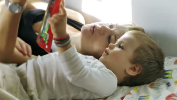 Mãe e menino lendo histórias — Vídeo de Stock