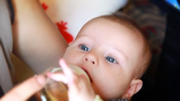 Kleine baby drinken — Stockvideo