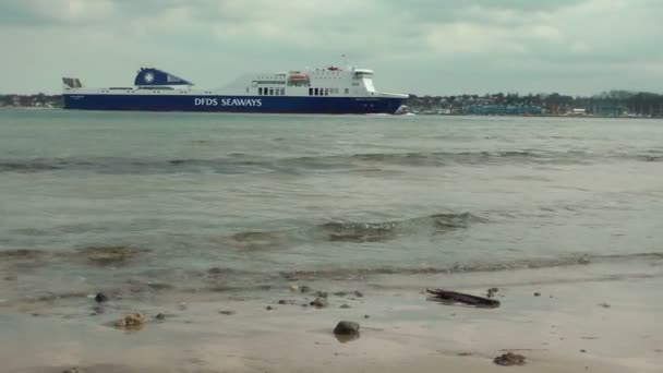 Enorme Ferry an in een haven — Stockvideo