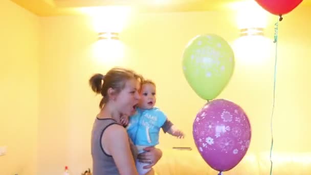 Madre y niño jugando con globos — Vídeos de Stock