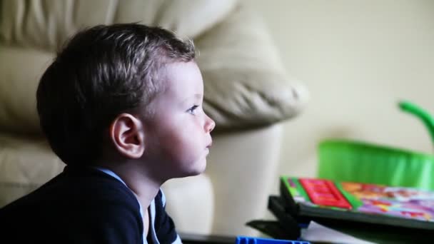 Niño con ojos azules — Vídeos de Stock