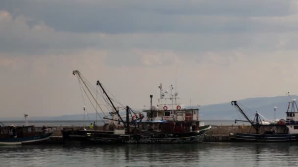 Barco de pesca se preparando para navegar — Vídeo de Stock