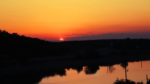 Sonnenuntergang über dem Fluss — Stockvideo