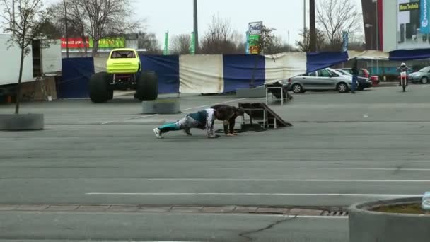 Desempenho da motocicleta no show de acrobacias — Vídeo de Stock