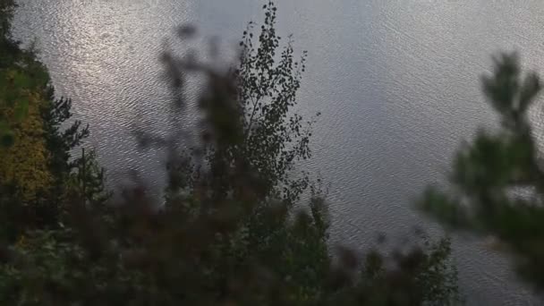 Вода озера в гірському пейзажі — стокове відео