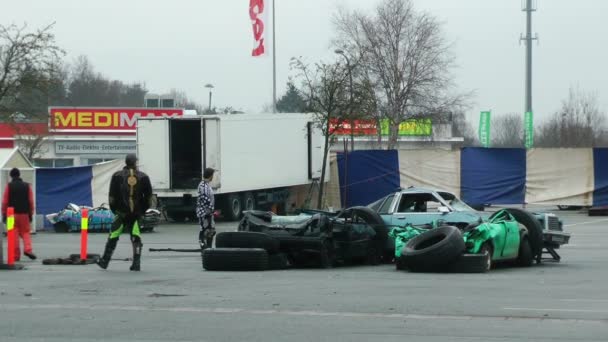 Gemiddelde machine verpletterende auto 's — Stockvideo