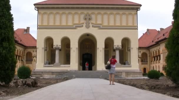 Turistas tomando fotos a una iglesia — Vídeo de stock