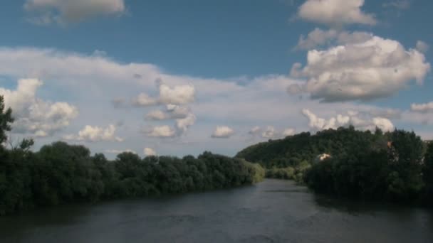 Rio e nuvens tempestuosas fazem zoom — Vídeo de Stock