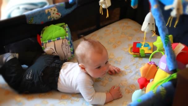 Baby spielt im Bett — Stockvideo