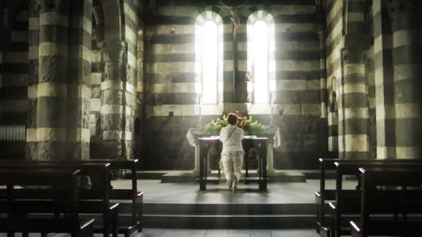 Woman praying in the church — Stock Video